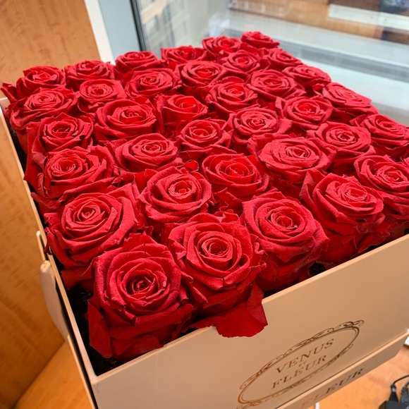 Venus ET Fleur Box of 36 Red Roses - Picture 3 of 6
